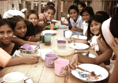 Niños y merienda en la Asociación
